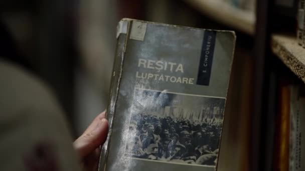 Rumänische Mädchen Besucht Die Alte Bibliothek Resita Rumänien — Stockvideo