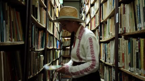 Rumänisches Mädchen Besucht Die Alte Bibliothek Resita Rumänien — Stockvideo
