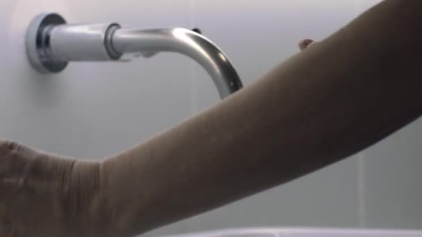 Unbekannter Drückt Seife Aus Spender Auf Die Hand Dreht Badezimmerhahn — Stockvideo