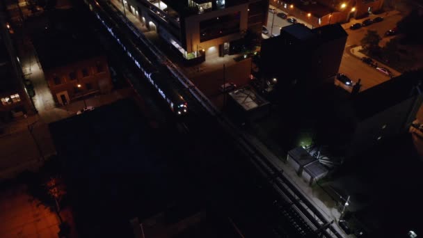 Top Widok Wzniesiony Pociąg Metra Przejeżdżający Przez Amerykańskie Miasto Nocy — Wideo stockowe