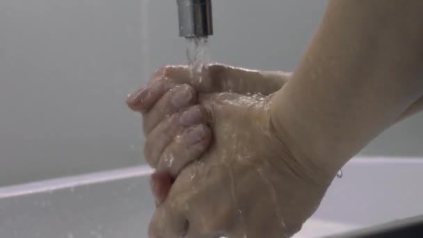 Nahaufnahme Unkenntliche Person Die Sich Unter Dem Wasserhahn Des Badezimmers — Stockvideo