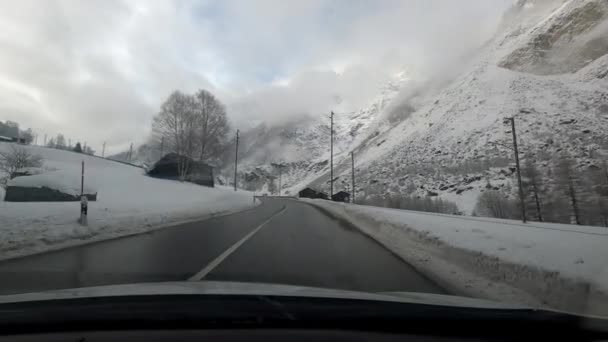 Podróż Samochodem Zermatt Zimą Przy Złej Pogodzie Droga Jest Wolna — Wideo stockowe