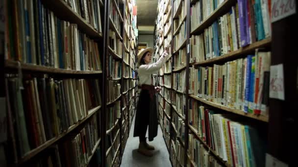 Rumänisches Mädchen Besucht Die Alte Bibliothek Resita Rumänien — Stockvideo