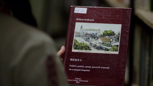 Rumänska Flickan Besöker Det Gamla Biblioteket Resita Rumänien — Stockvideo