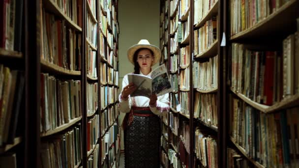 Menina Romena Visita Antiga Biblioteca Resita Romênia — Vídeo de Stock