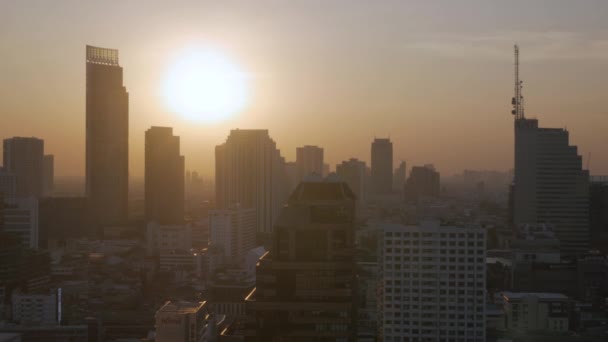 Güneş Batarken Bangkok Şehrinin Kuş Bakışı Görüntüsü — Stok video