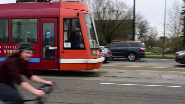 Portland Tramvayı Broadway Köprüsü Yaklaşıyor — Stok video