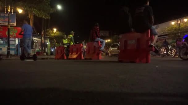 Tembakan Rendah Orang Berjalan Skuter Pada Acara Malam Bebas Mobil — Stok Video