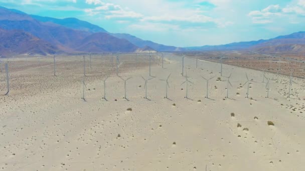 Aerial Sweeping Shot Wind Farm Palm Springs Desert Mountains Background — ストック動画