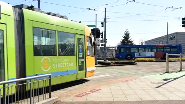 Portland Straßenbahn Verlässt Omsi Station Und Fährt Über Die Tilikum — Stockvideo