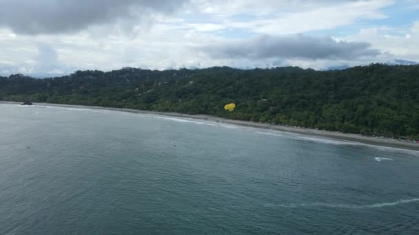 Παρακολούθηση Parasailing Στο Manuel Antonio National Park Κόστα Ρίκα Αεροπλάνο — Αρχείο Βίντεο