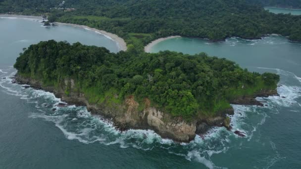 Aerial Drone Shot Whale Tail Shaped Beach Manuel Antonio National — Vídeos de Stock