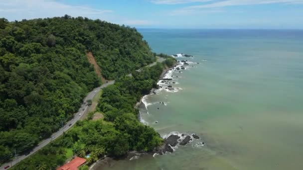 Letecký Dron Silnice Mezi Horami Pláží Jaco Kostarika Ohromující Pobřežní — Stock video