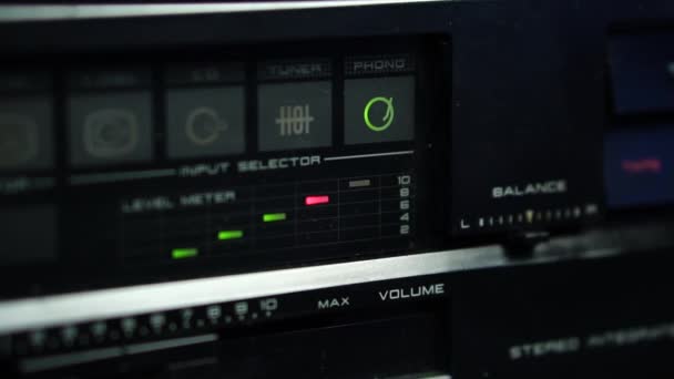 Gramophone Indicator Level Meter Vintage Audio Amplifier 시끄러운 레코드를 클로즈업 — 비디오