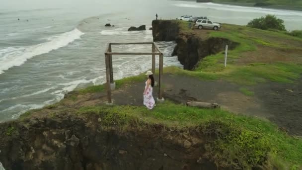 Órbita Mujer Caminando Sobre Cubo Madera Sobre Acantilado Modelo Vestido — Vídeos de Stock