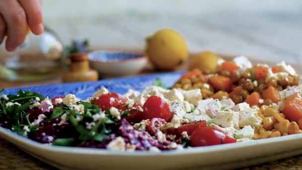 Suc Proaspăt Lămâie Stors Peste Salată Legume Mixte Sănătoase Aproape — Videoclip de stoc