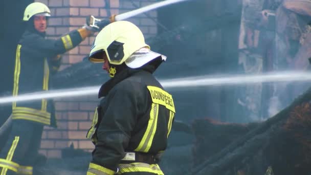 Πυροσβέστης Σβήνει Φωτιά Λάστιχο Πυροσβέστες Έσβησαν Ένα Φλεγόμενο Σκεύος Κόκκων — Αρχείο Βίντεο
