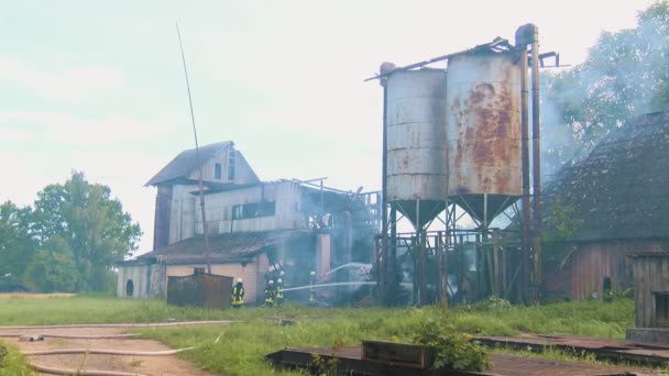 Fireman Extinguish Fire Hose Firefighters Put Out Burning Grain Forge — Videoclip de stoc