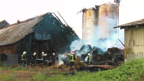 Fireman Extinguish Fire Hose Firefighters Put Out Burning Grain Forge — Stok video