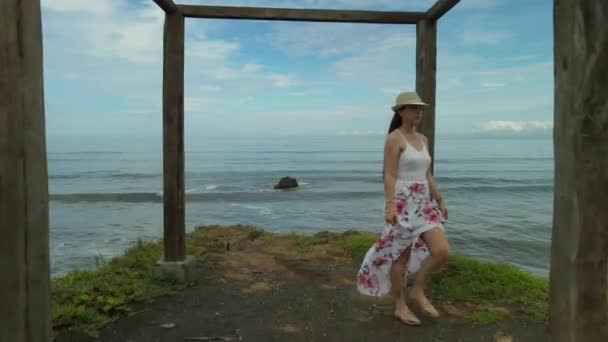 Mujer Caminando Sobre Cubo Madera Sobre Acantilado Modelo Vestido Blanco — Vídeos de Stock
