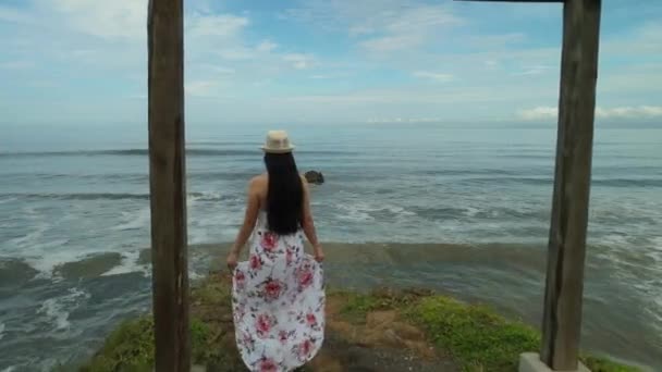 Mujer Caminando Sobre Cubo Madera Sobre Acantilado Modelo Vestido Blanco — Vídeo de stock