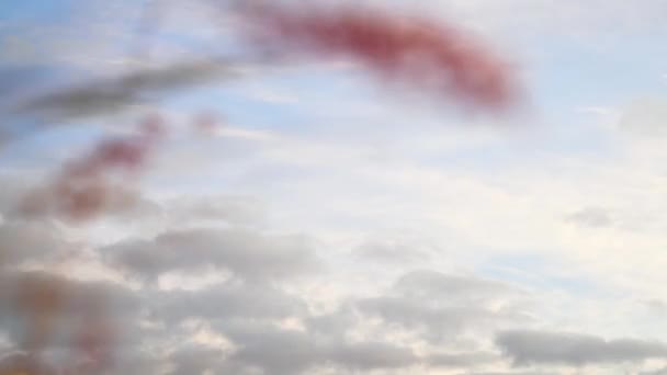 Baixo Ângulo Tiro Nuvens Movimento Através Céu Azul Claro Fundo — Vídeo de Stock