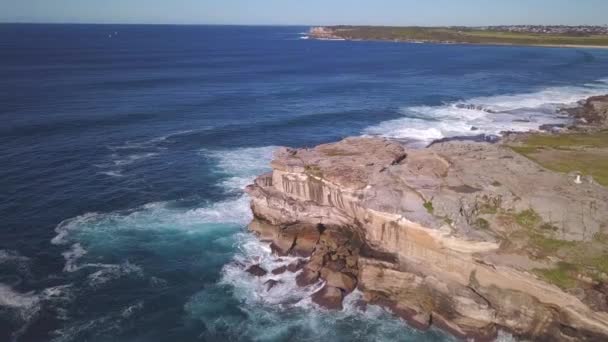 Vista Aérea Superior Las Olas Rompen Las Rocas Océano Azul — Vídeo de stock