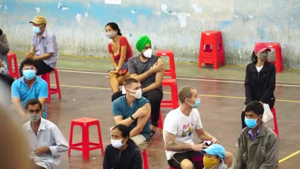 Diverse Multinationale Groepen Mensen Met Een Masker Het Vaccinatiecentrum Wachtend — Stockvideo