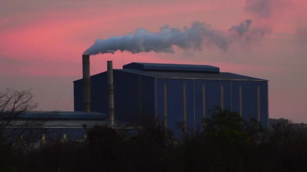 Ruch Wstecz Dużymi Dymami Wychodzącymi Komina Zakładu Produkcyjnego Przeciwko Kolorowemu — Wideo stockowe