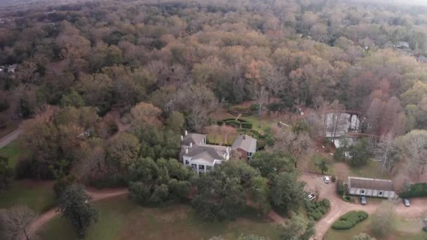 ミシシッピ州ナチェズのモンマス アンテベラムの自宅を見下ろして空中の鳥の目のパンニングショット — ストック動画