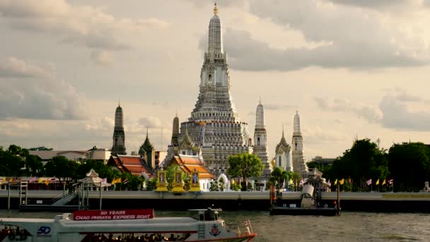 Statyczne Ujęcie Pięknej Świątyni Wat Arun Odległości Widokiem Rzekę Chao — Wideo stockowe