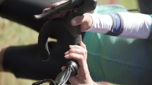 Radler Hand Überprüft Bremse Und Geschwindigkeit Vertikale Erfassung — Stockvideo