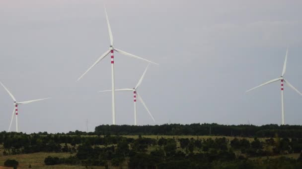 Turbinas Eólicas Com Movimento Panning Através Paisagem Verde Vietnã Gerando — Vídeo de Stock