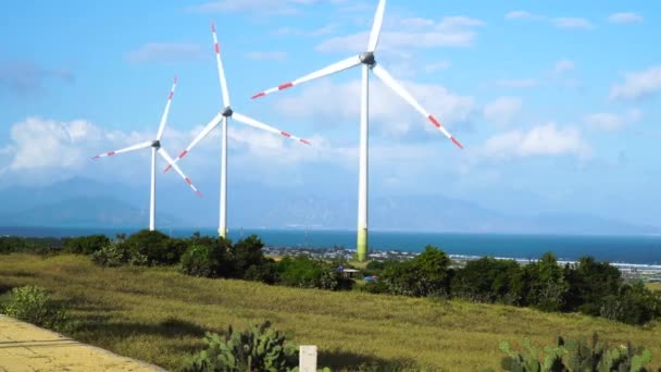 Tre Väderkvarn Vindkraftverk Elgenerator Som Arbetar Vietnamesiska Natur Miljö Solig — Stockvideo