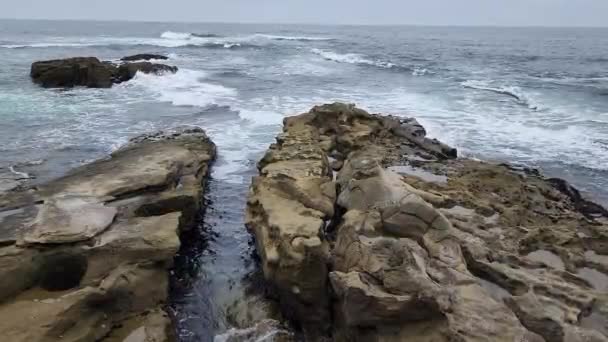 Jolla Çatlakları Delikleri Olan Asfaltı Kayalar — Stok video