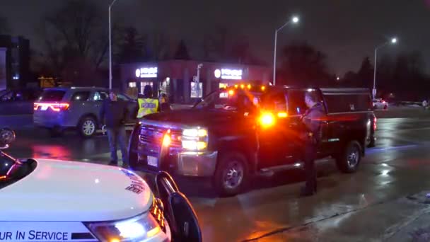Ciężarówki Policyjne Blokują Drogę Podczas Konwoju Freedom Windsor Ontario — Wideo stockowe
