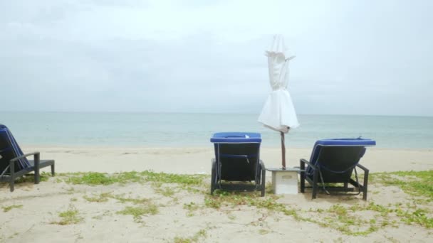 Luxusní Plážové Lehátka Deštníkem Bílé Písečné Pláži Pláž Kokosovým Stromem — Stock video