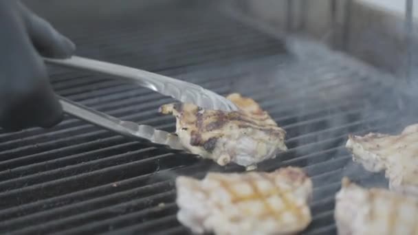烧烤烤鸡腿 用钳子转动 — 图库视频影像