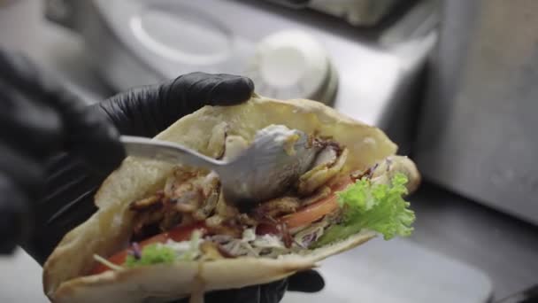 Pita Cerdo Tirada Llena Carne Verduras Las Manos Del Chef — Vídeos de Stock