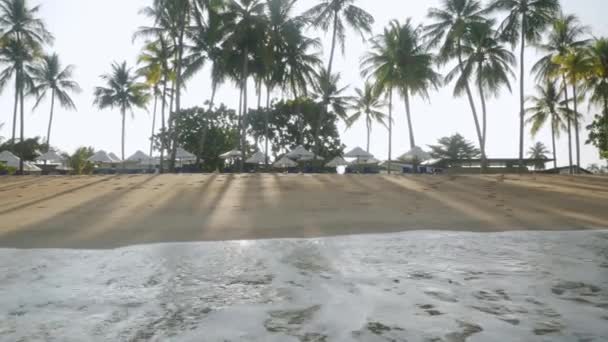 Denizden Gelen Beyaz Kumsalda Şemsiyeli Lüks Plaj Yatakları Manzarası Tayland — Stok video