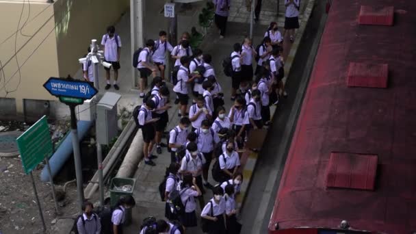 Many Students Waiting Bus Bus Stop Bangkok — Stock Video