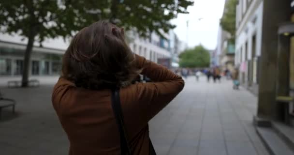 Affärskvinnor Knyter Håret När Går Genom Den Europeiska Shoppinggatan Följer — Stockvideo