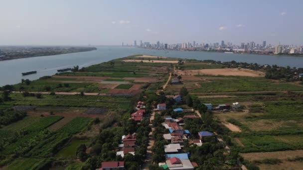 在Okha Tey岛上的Kbal Koh塔上空拍摄的空中录像 可以看到靠近柬埔寨首都金边的湄公河沿岸美丽的绿色乡村和一些房屋 — 图库视频影像