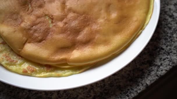 Close Van Zelfgemaakte Crêpes Dunne Pannenkoeken Witte Keramische Plaat — Stockvideo