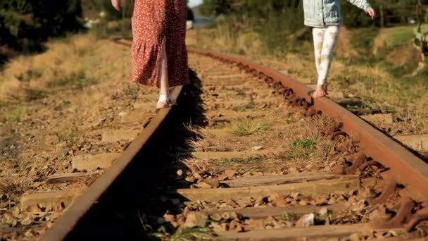 Jugando Las Vías Del Tren Mamá Muestra Hija Cómo Equilibrar — Vídeos de Stock