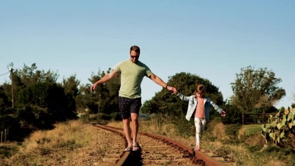 Διασκέδαση Καυκάσιος Μπαμπάς Και Παιδί Περπατά Και Ισορροπίες Στις Γραμμές — Αρχείο Βίντεο