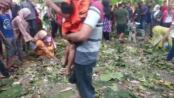 Blora Centraal Java Indonesië Juni 2022 Overvolle Mensen Vieren Aalmoezen — Stockvideo