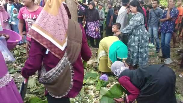 Blora Java Central Indonesia Junio 2022 Gente Abarrotada Celebrando Limosna — Vídeo de stock