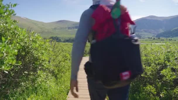 徒步旅行者在木板路上行走 科罗拉多州比尔施塔特山 — 图库视频影像