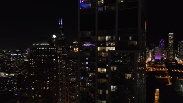 Чикаго Ночью Беспилотник Спускается Небоскреба Вблизи Skyline Background — стоковое видео